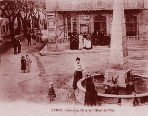  La fontaine de la place de l’Hôtel-de-Ville, à Istres, au début du XXe siècle. DR