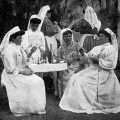 Mmes Bohn, Silbert, Mlle Blanchard, Mmes Apt, Bruschet et Mlle André 
préparant les ansements.
(Cliché L. Meifren, Marseille. DR.)