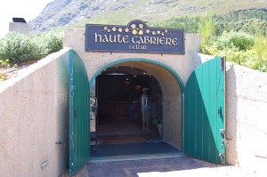 Une autre cave en Afrique du Sud construite par un huguenot Pierre Jourdan, de Cabrières-d’Aigues. ©  	Joe Ross, 2007. CC2.0.