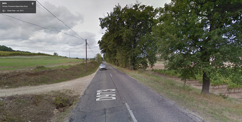 Lieu approximatif de la mort de Loneux, quartier de Boiry. Le côté nord de la route où a été découvert le corps est sur la partie droite de l'image. © Google Maps, 2012.