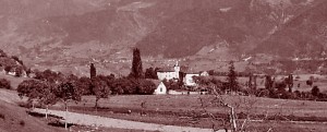 Vue générale sur le village de La Cluse et son église. DR.