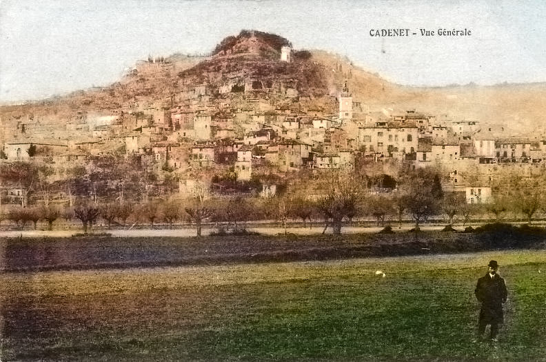 Vue générale du village de Cadenet au début du XXe siècle. La partie effondrée fait partie du rocher qui surplombe Cadenet et qui abrite le château.