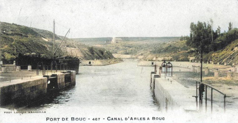 Le canal d'Arles à Bouc au début du XXe siècle. Coll. GénéProvence.