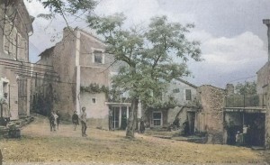 La place du village d'Entrevennes vers 1910. DR. Color. GénéProvence.
