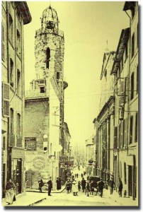 La rue Espariat au début du XXe siècle. Le clocher des Augustins (XVe). DR.