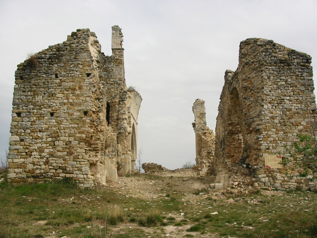 Ruines de l’église Saint-Barthélemy.