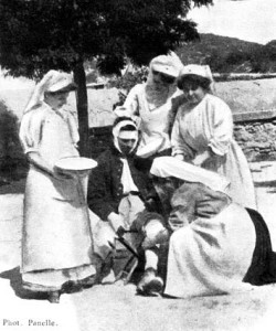 Édith Fraissinet, Mlles Kelsey et Tsiropinas, et Mme Destouches faisant un pansement de la jambe. (Cliché Panelle. DR.)