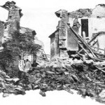 Le centre du village a reçu les blocs de l’immense rocher
supportant le vieux château, causant des dégâts monstrueux.
(Cliché Ruat. DR.)