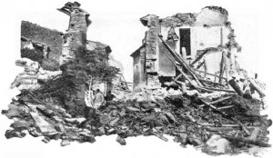 Le centre du village a reçu les blocs de l’immense rocher supportant le vieux château, causant des dégâts monstrueux. (Cliché Ruat. DR.)