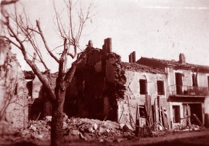 Le trou est à l'emplacement de la  maison familiale après les bombardements du 6 août 1944 sur le triage de Miramas. DR.