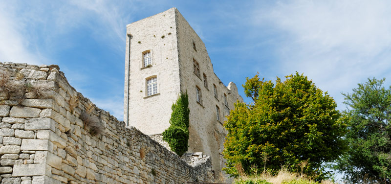 Château de Lacoste. Par François de Dijon (Travail personnel) [CC-BY-SA-3.0], via Wikimedia Commons.