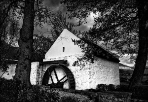 Vieux moulin du domaine de La Motte, imité de celui qui existait à La Motte-d’Aigues (la roue et la toiture ne sont pas d’époque). © Chris Snelling, 2013. CC3.0. 
