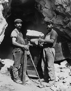 En arrivant sur le chantier ce matin-là, le contremaître Jean Fantelli et l’ouvrier Antoine Capdeville se mirent à bourrer une mine forée la veille...